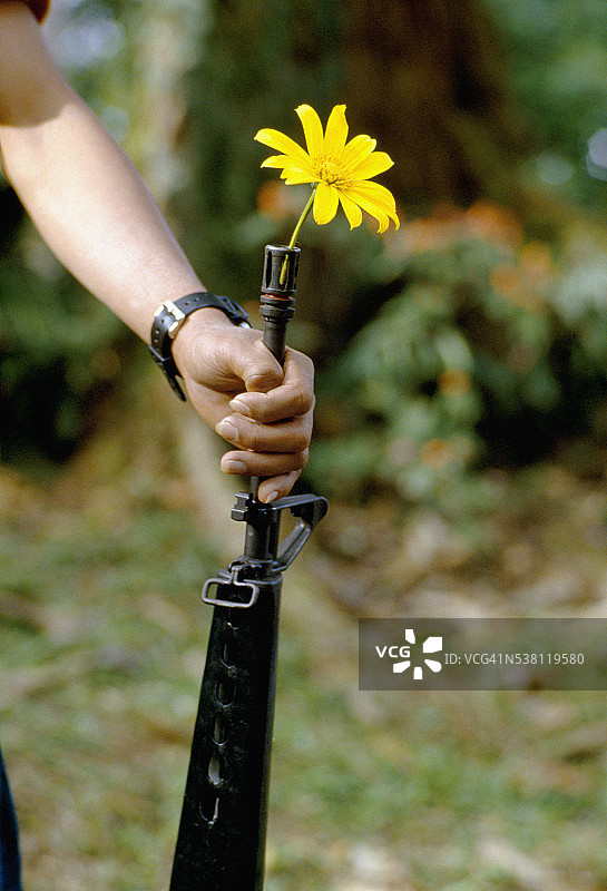 手持带花突击步枪的反叛者图片素材