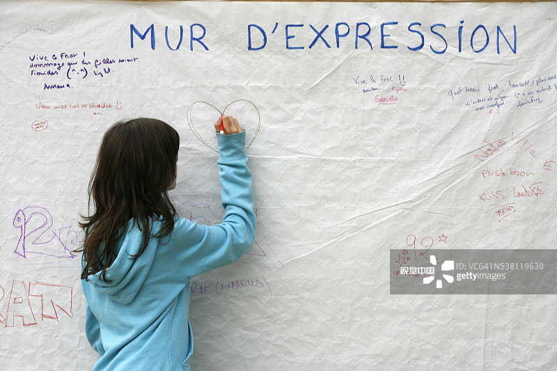 女孩在天主教青年集会上绘画图片素材