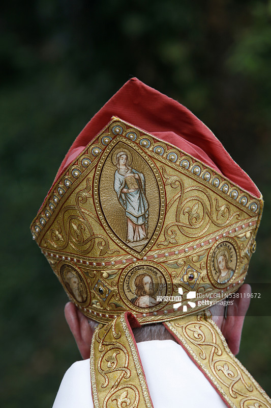 戴着主教冠的主教图片素材