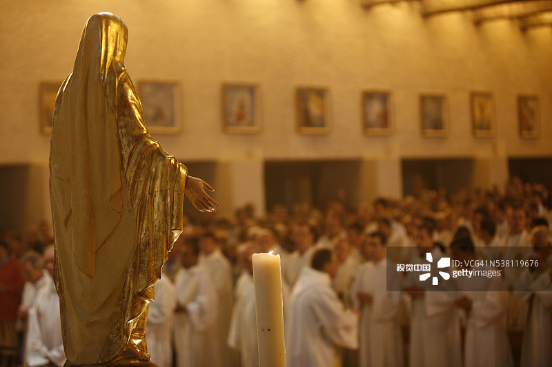 教堂里的圣母玛利亚雕像图片素材