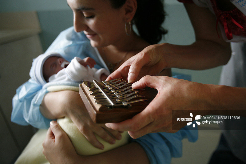 新生儿病房的音乐疗法图片素材