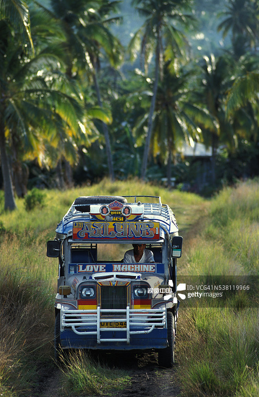 Jeepney行驶在乡村道路上图片素材