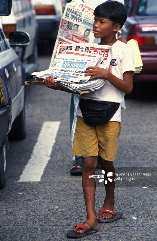 卖报纸的男孩图片素材