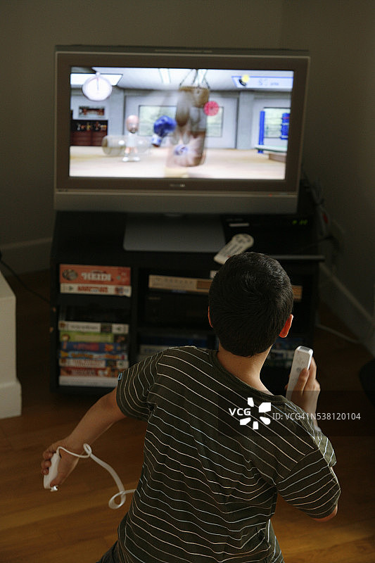 男孩玩Wii游戏机图片素材