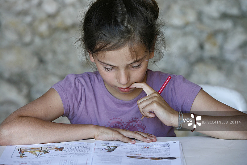 做作业的女孩图片素材