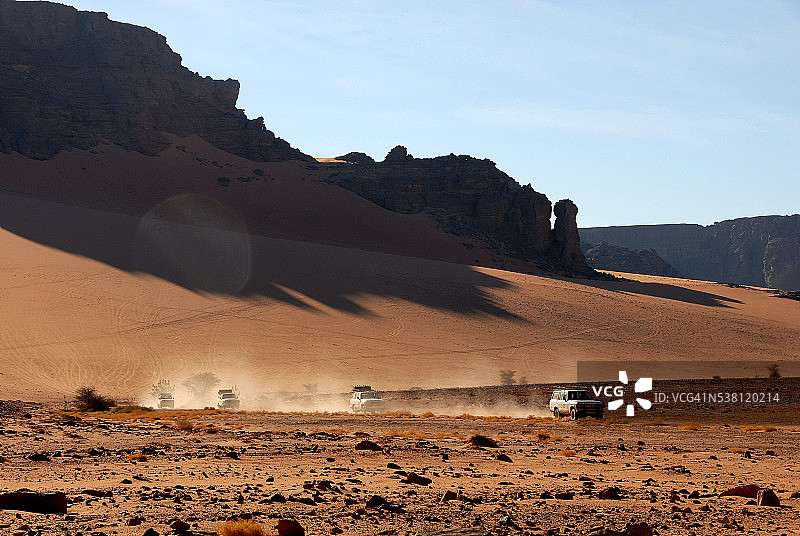 越野车穿越利比亚沙漠图片素材