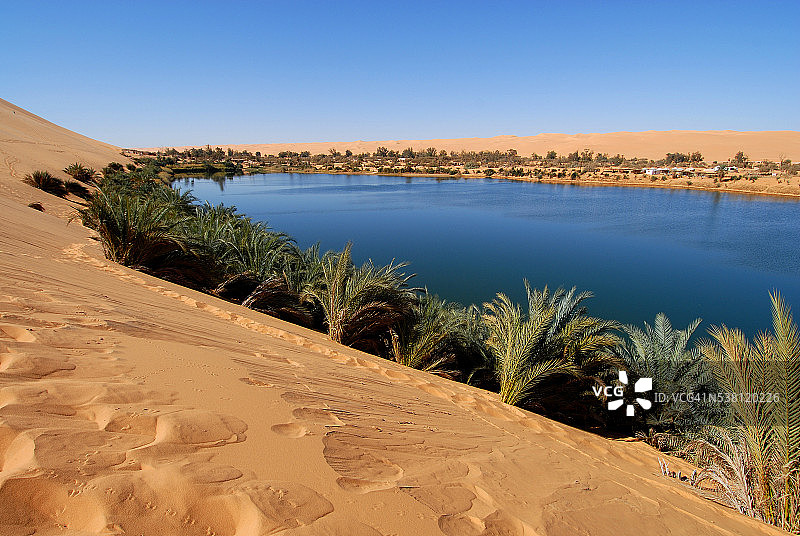 乌巴里沙漠中的加布劳恩绿洲图片素材