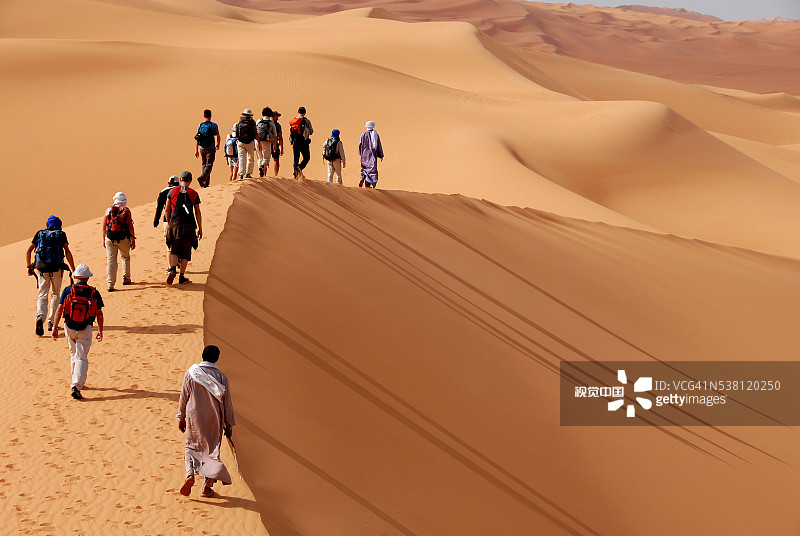 在埃尔格·乌巴里沙漠徒步旅行图片素材