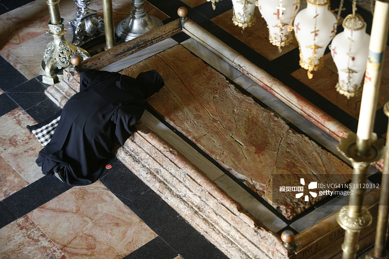 信徒亲吻圣膏石图片素材