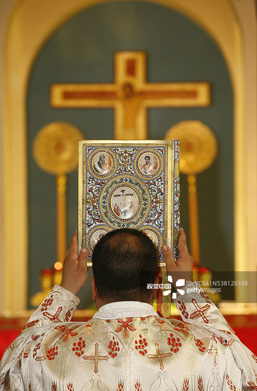 梅尔基特神父主持弥撒图片素材