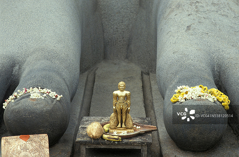 沙拉瓦纳贝拉戈拉巨像脚下的戈马特斯瓦拉小雕像图片素材