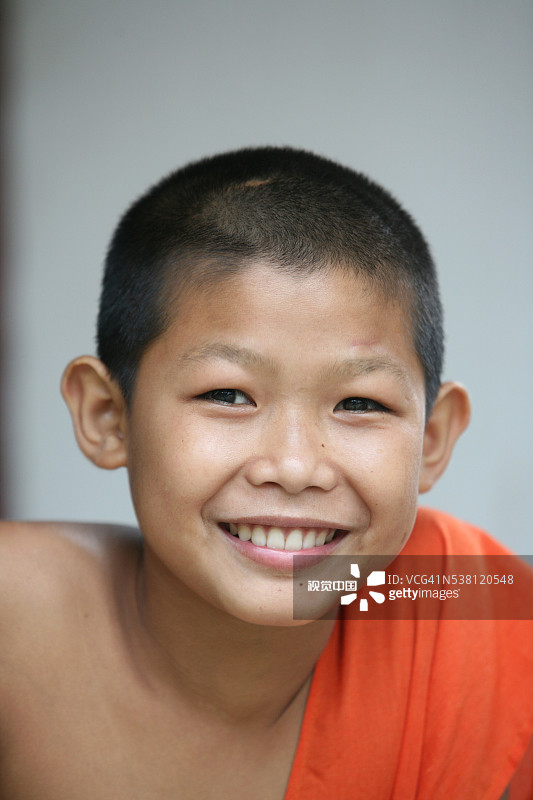 老挝的年轻佛教僧侣图片素材