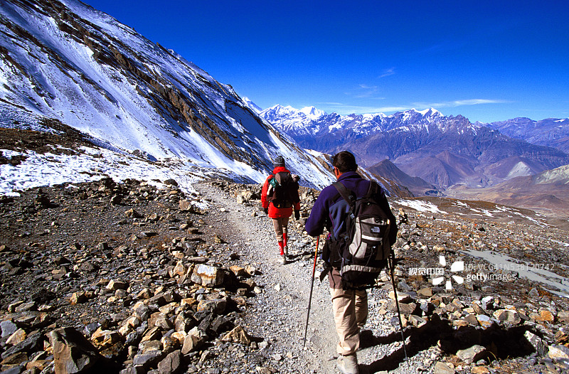 从安娜普尔纳喜马拉雅山的陀龙山口徒步而下图片素材