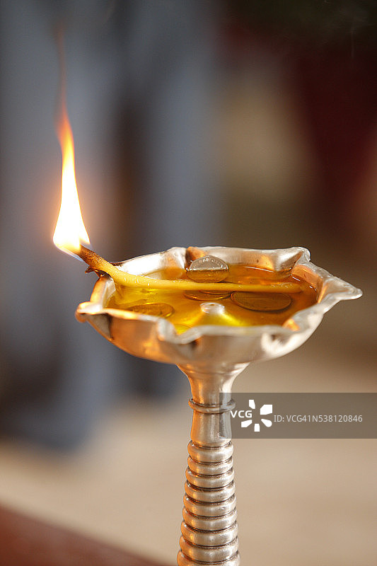 印度教寺庙中的油灯图片素材