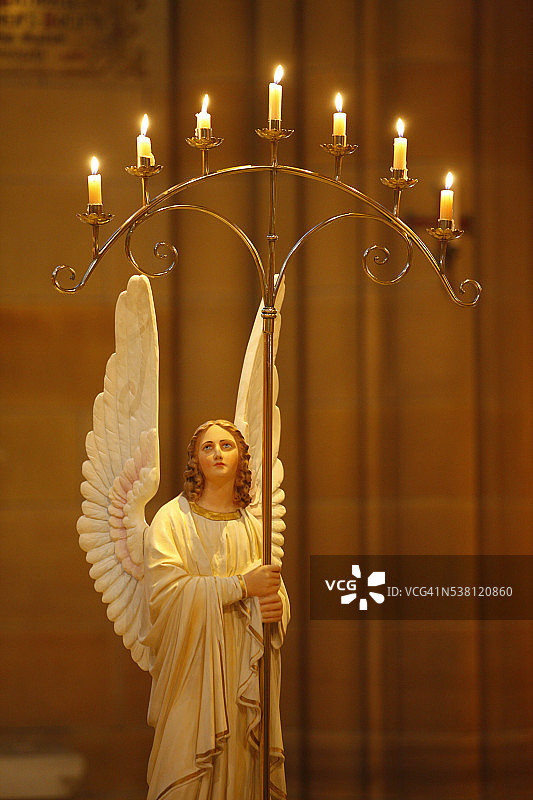 天使雕像和七根蜡烛图片素材
