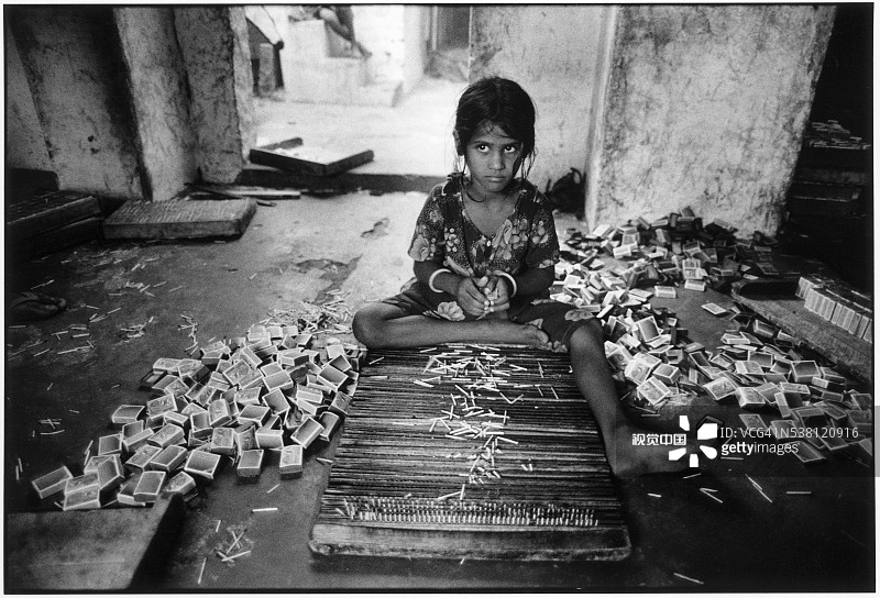 在西瓦卡西工厂里装火柴盒的女孩图片素材