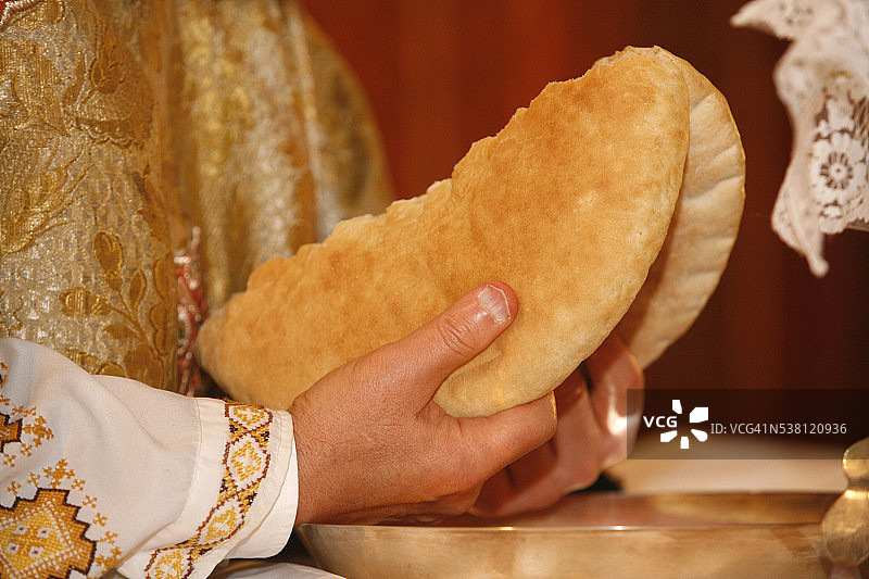 科普特正教庆典期间牧师分发圣餐图片素材