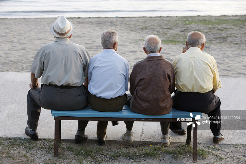 在海滩上的退休男人们图片素材