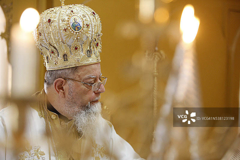 海法默基特主教座堂的星期日弥撒上的主教图片素材