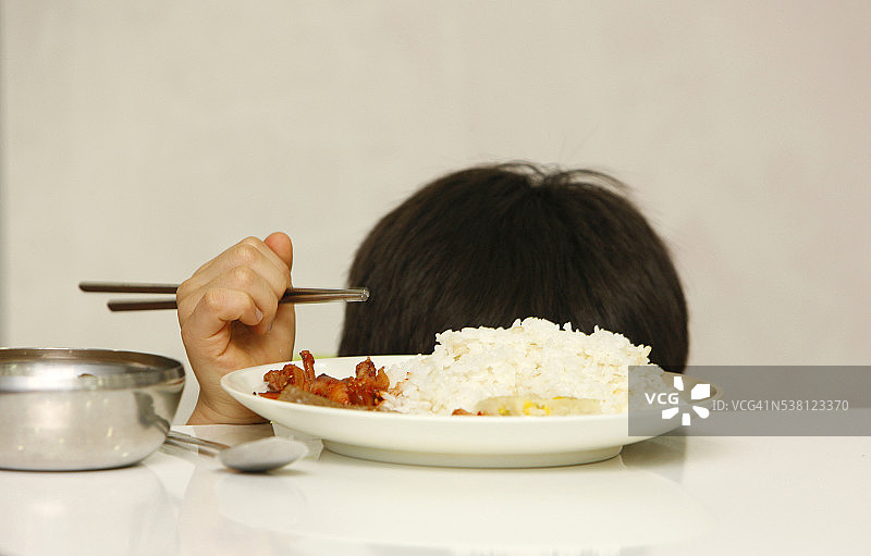 孩子拒绝吃饭图片素材