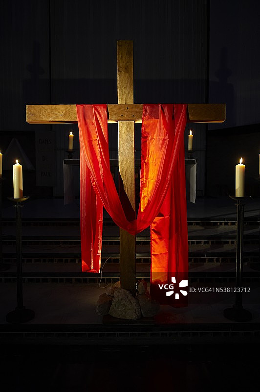 耶稣受难日十字架上的红色织物图片素材