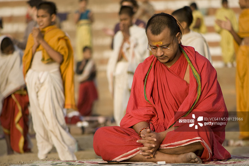 瓦拉纳西梵语学校的教师在晨间仪式中图片素材