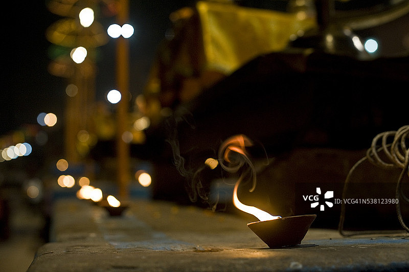 瓦拉纳西祭祀仪式上点燃的蜡烛图片素材
