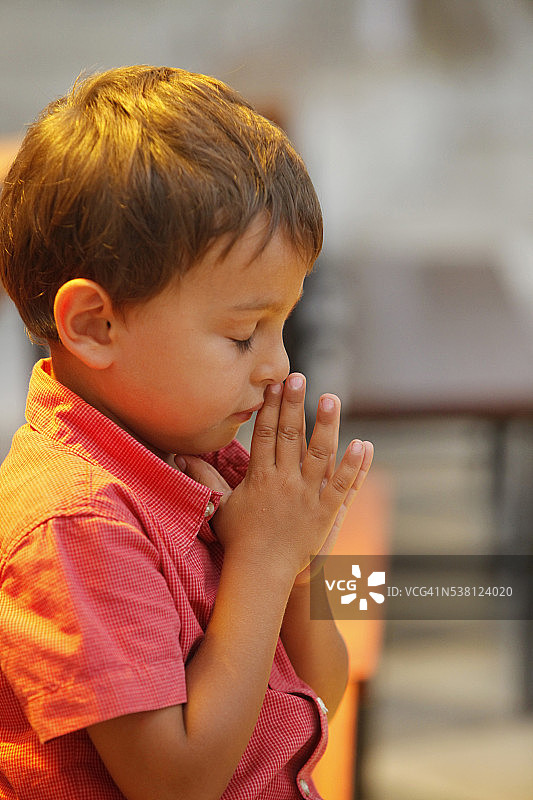 祈祷的男孩图片素材