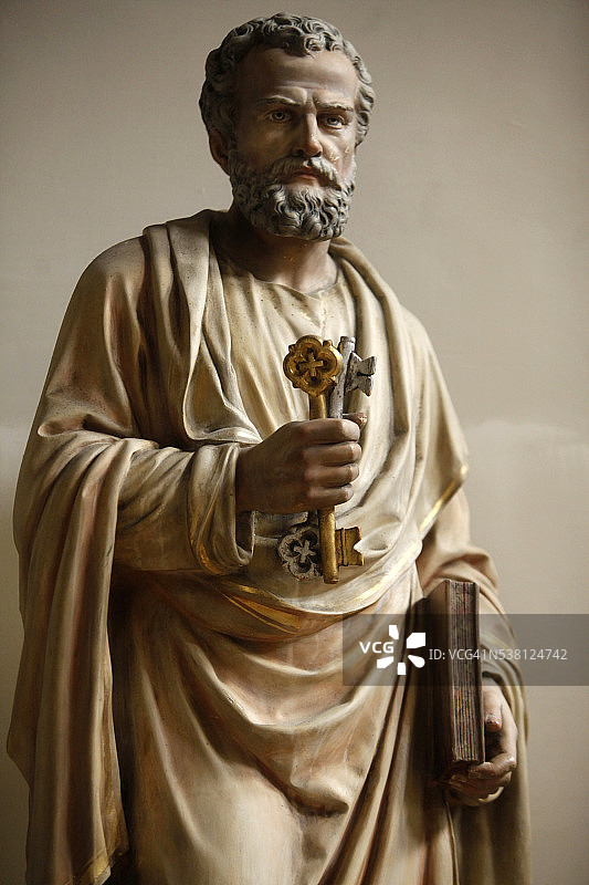 法国巴黎劳动圣母教堂的圣彼得雕像图片素材