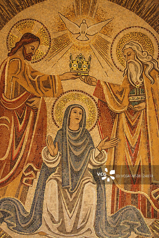 玛丽在圣莱昂教堂的加冕仪式图片素材