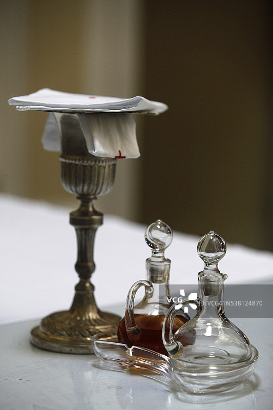 格拉齐亚教堂，加拉蒂纳，普利亚，圣餐杯和圣体匣图片素材