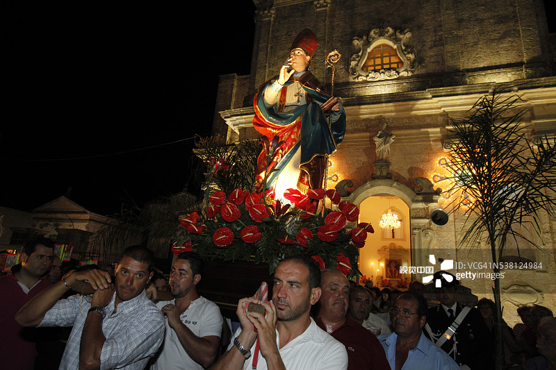 在蒙特萨诺庆祝圣多纳托盛宴，阿普利亚，离开圣多纳托教堂的游行队伍图片素材