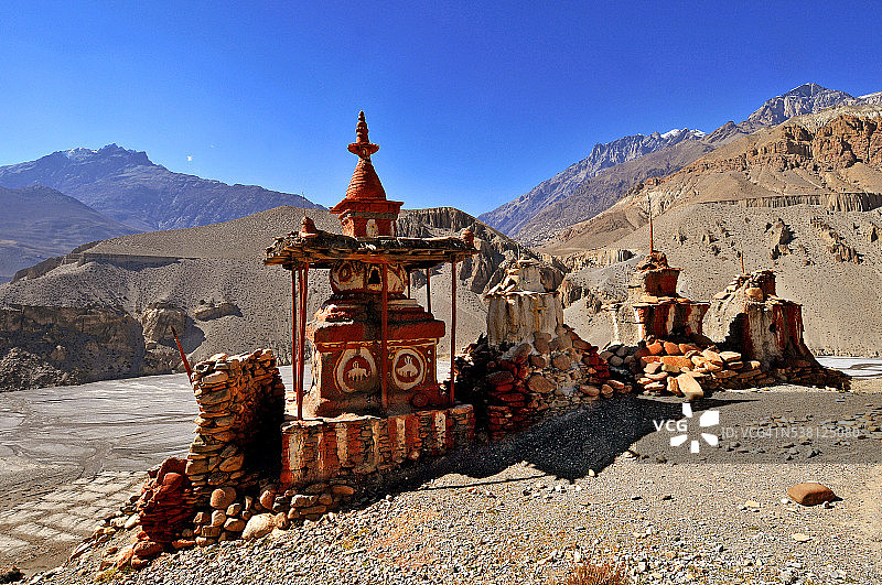 木斯塘唐贝村的佛塔图片素材