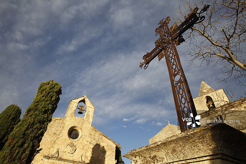 莱博德普罗旺斯忏悔者小教堂、十字架与教堂图片素材