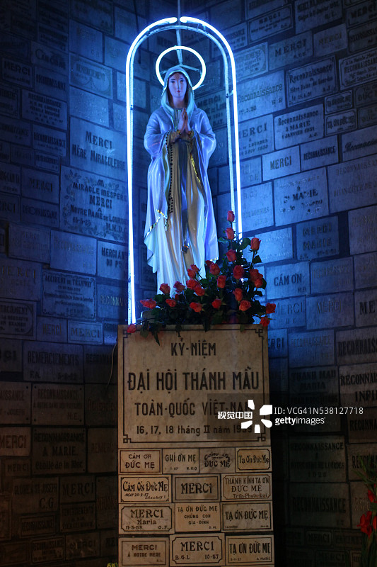 西贡圣母大教堂的圣母玛利亚雕像和祭品雕刻图片素材