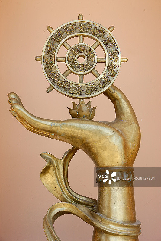 庆英寺雕像：手持法轮图片素材