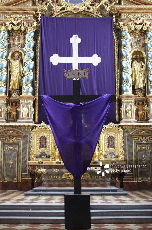 格特魏格修道院，十字架在耶稣受难日被紫罗兰色的面纱覆盖图片素材