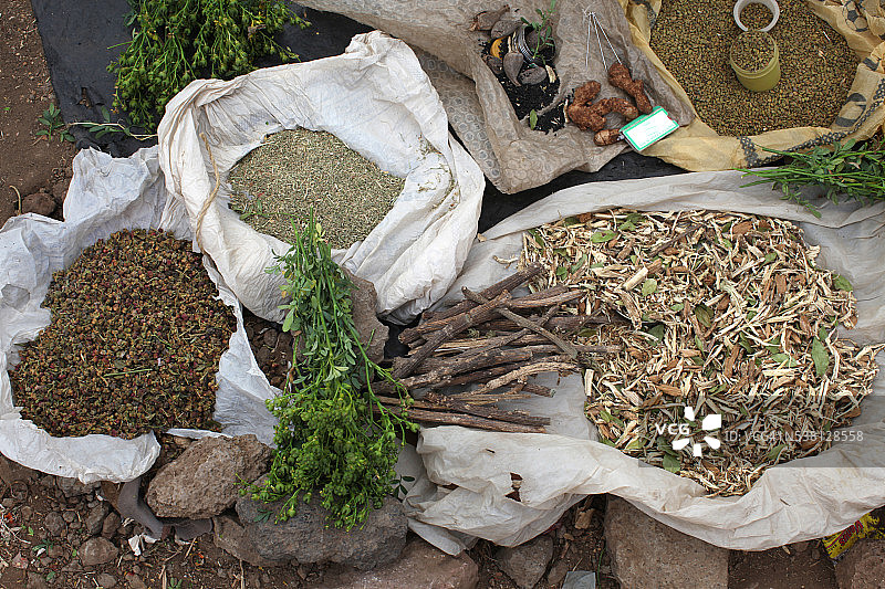 在拉利贝拉每周市场上出售的药用草药图片素材