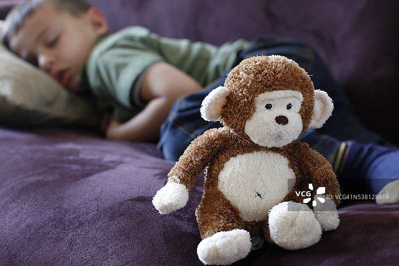 孩子抱着泰迪熊睡觉图片素材