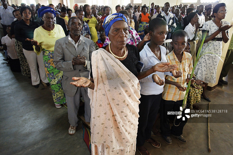 女人在布琼布拉尼亚卡比加社区的弥撒中祈祷图片素材
