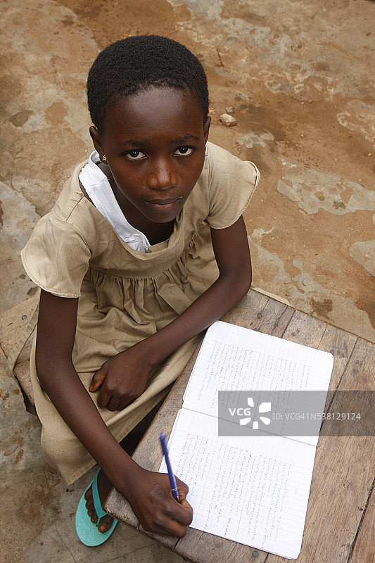 做作业的女学生图片素材