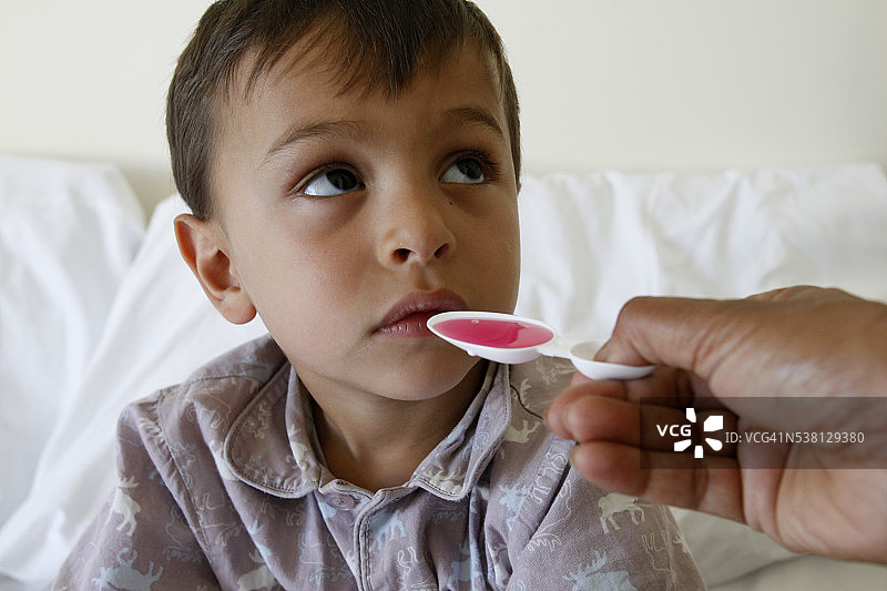 正在吃药的4岁男孩图片素材
