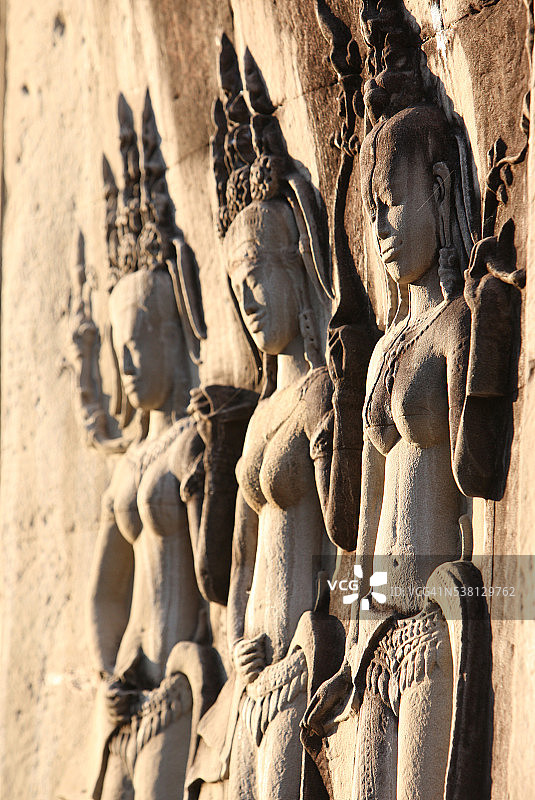 在吴哥寺雕刻的阿普萨拉舞者图片素材