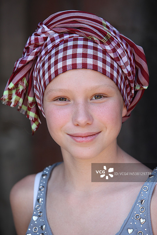 佩戴柬埔寨围巾的年轻女孩图片素材