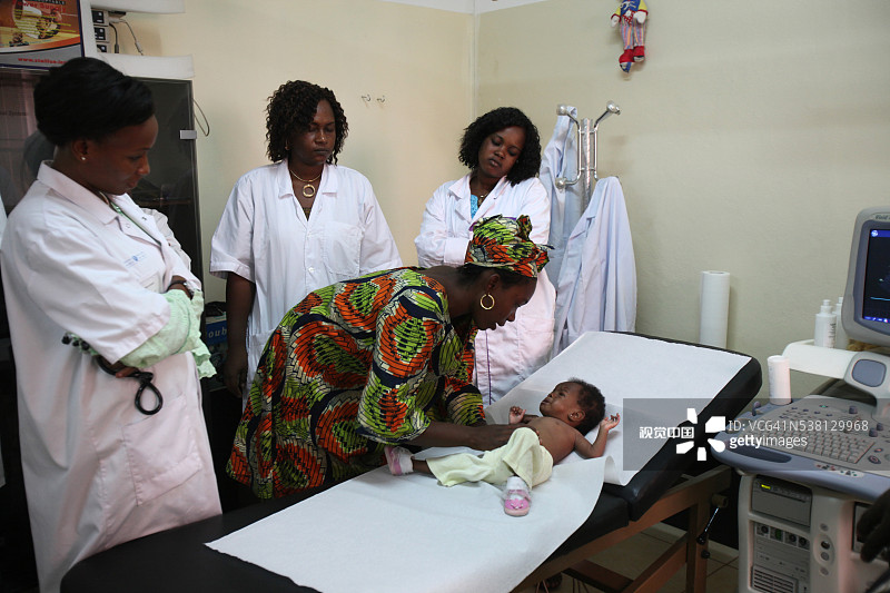 非洲医院里的儿童：心脏科就诊图片素材