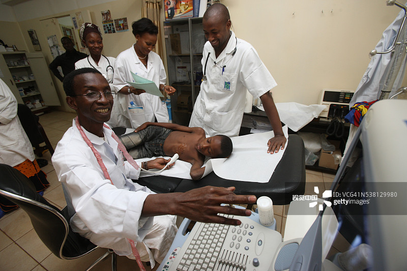 非洲医院里的孩子，心脏科图片素材