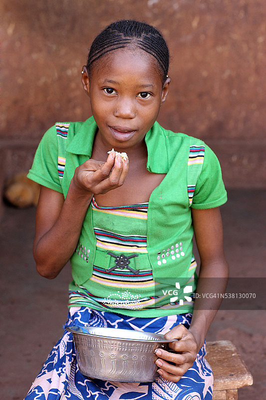 在巴马科的房子里的非洲女孩图片素材