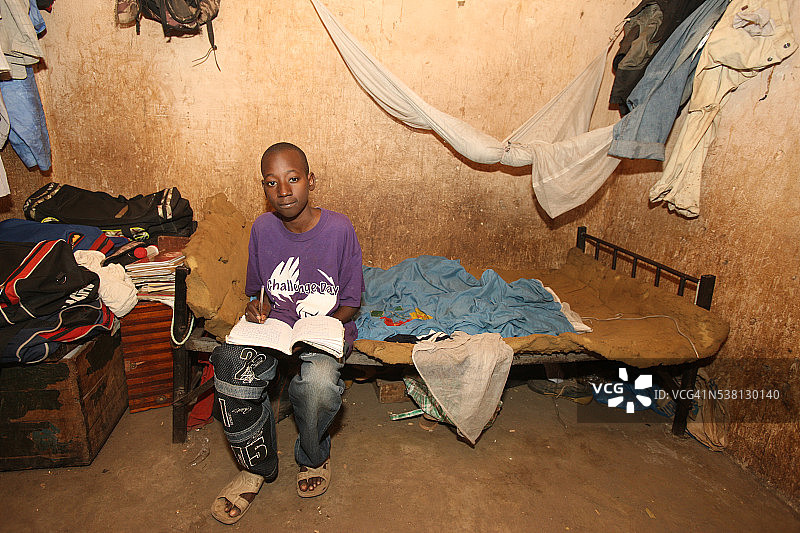 在家里的非洲男孩图片素材