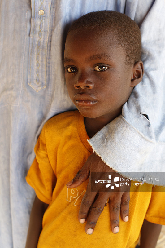 富拉尼族男孩和他的父亲站在一起图片素材