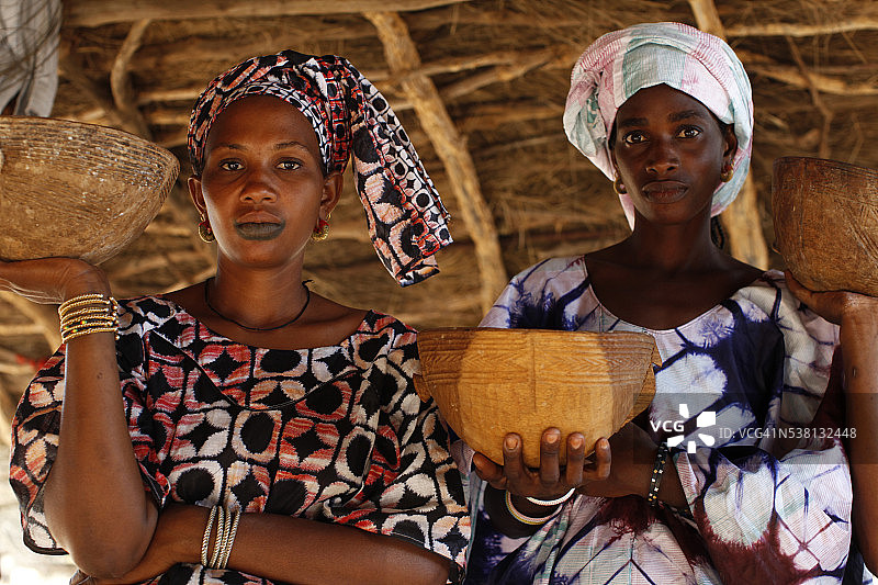 富拉尼族妇女端着碗图片素材
